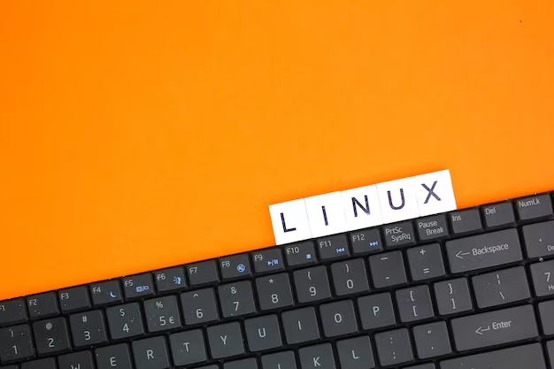 Keyboard and the inscription Linux on an orange background